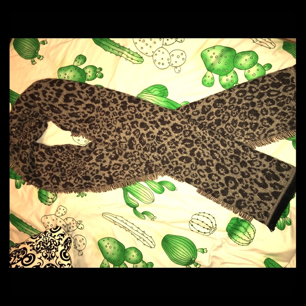 Cheetah Print Scarf - Picture 3 of 4